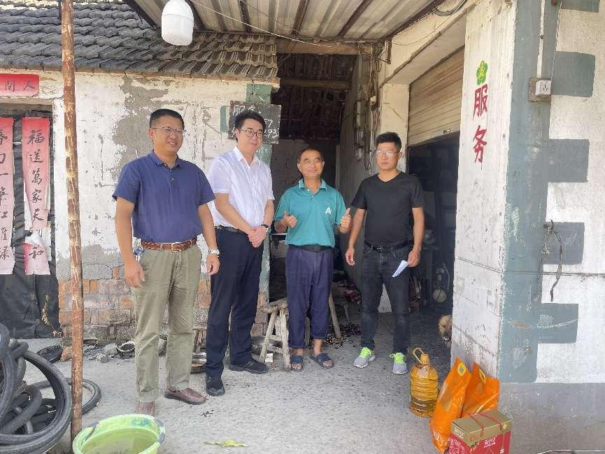 Z6尊龙凯时公司赴当涂县七房村开展中秋慰问运动